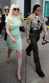 Lindsay Lohan investe pedone e scappa 3