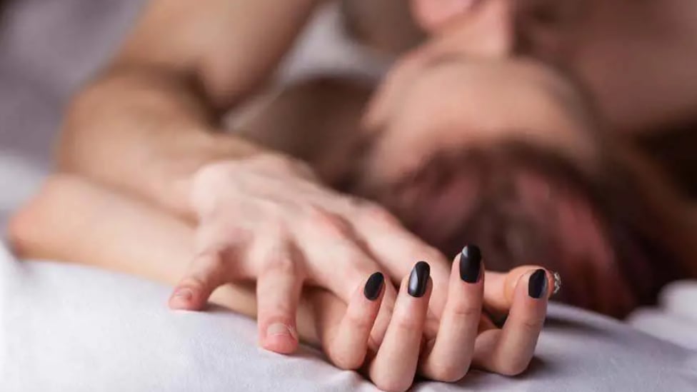 Si rompe il crociato durante un rapporto sessuale, fa causa all'assicurazione e la vince