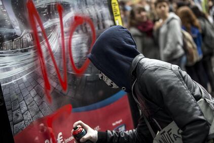 No Expo, scritte e vandalismo per le vie di Milano 1