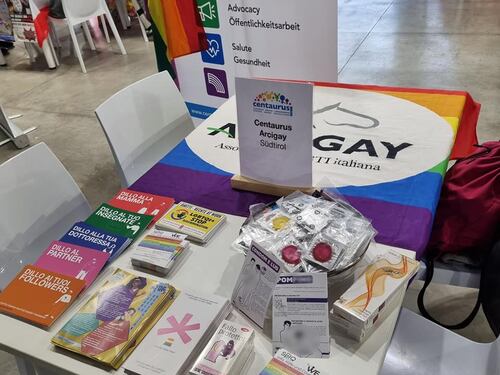 "Lezioni di sesso gay alla fiera della Caritas". Bufera sull'Arcigay