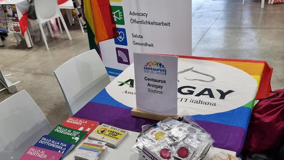 "Lezioni di sesso gay alla fiera della Caritas". Bufera sull'Arcigay