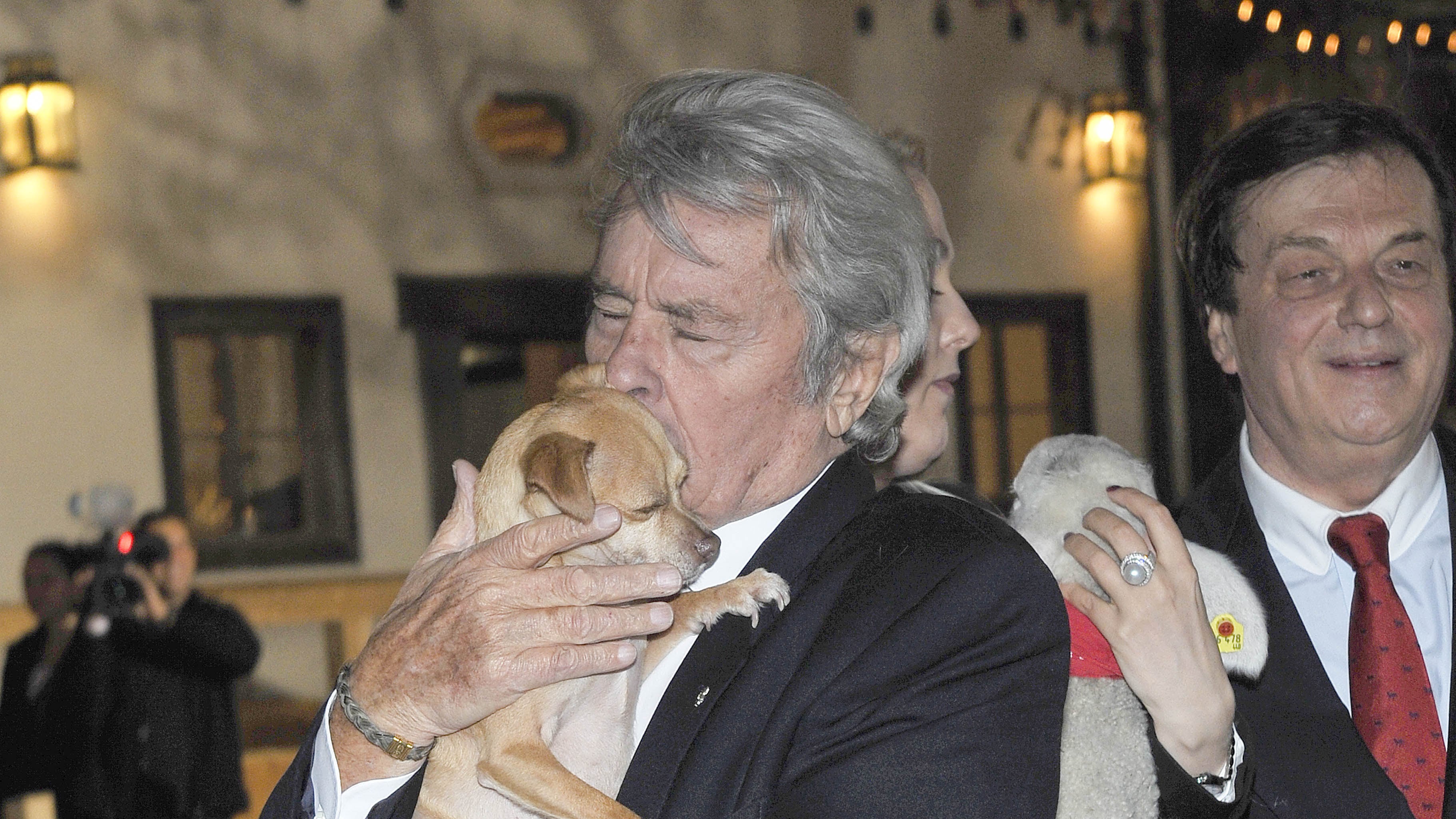 Delon, funerali privati: sarà sepolto con i suoi cani