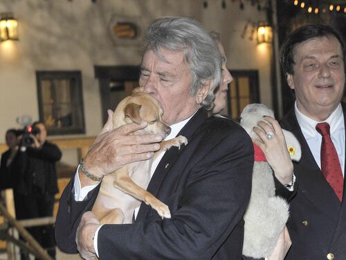 L'ultimo desiderio di Alain Delon: "Seppellitemi con i miei cani"