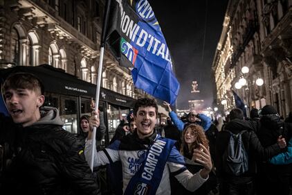 Nella notte bagnata di Milano esplode la gioia nerazzurra 3