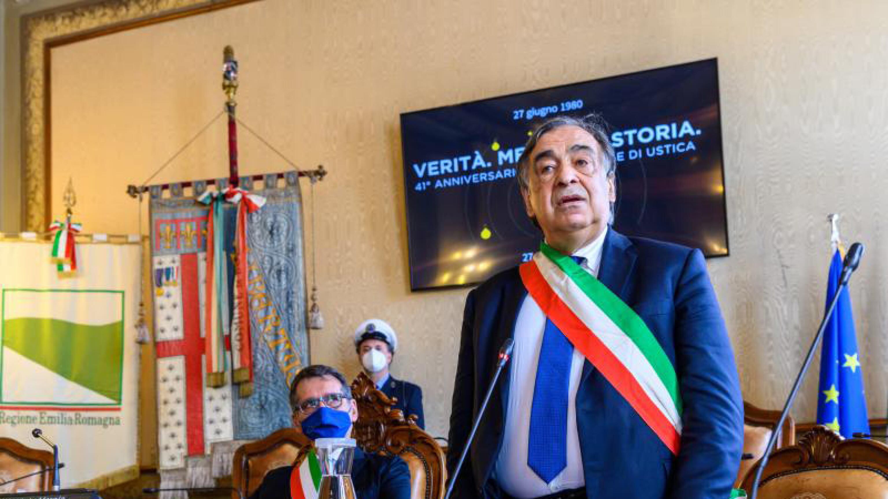 "Cannibale...": attacco choc. Ecco chi asfalta il Pd
