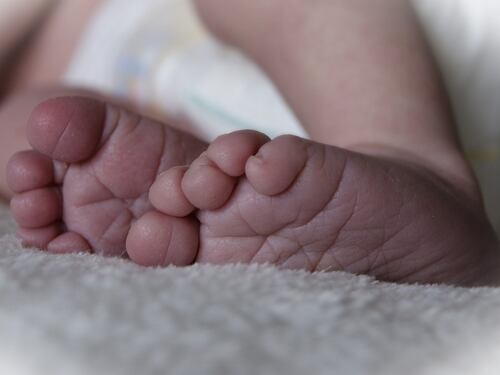 Vanno al bar ad ubriacarsi e lasciano la figlia neonata da sola. Denunciati due stranieri