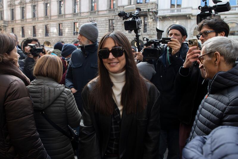 La lunga coda per salutare Ornella Vanoni: le immagini da Milano 6