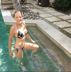 Sharon Stone, il seno sfugge dal costume 8
