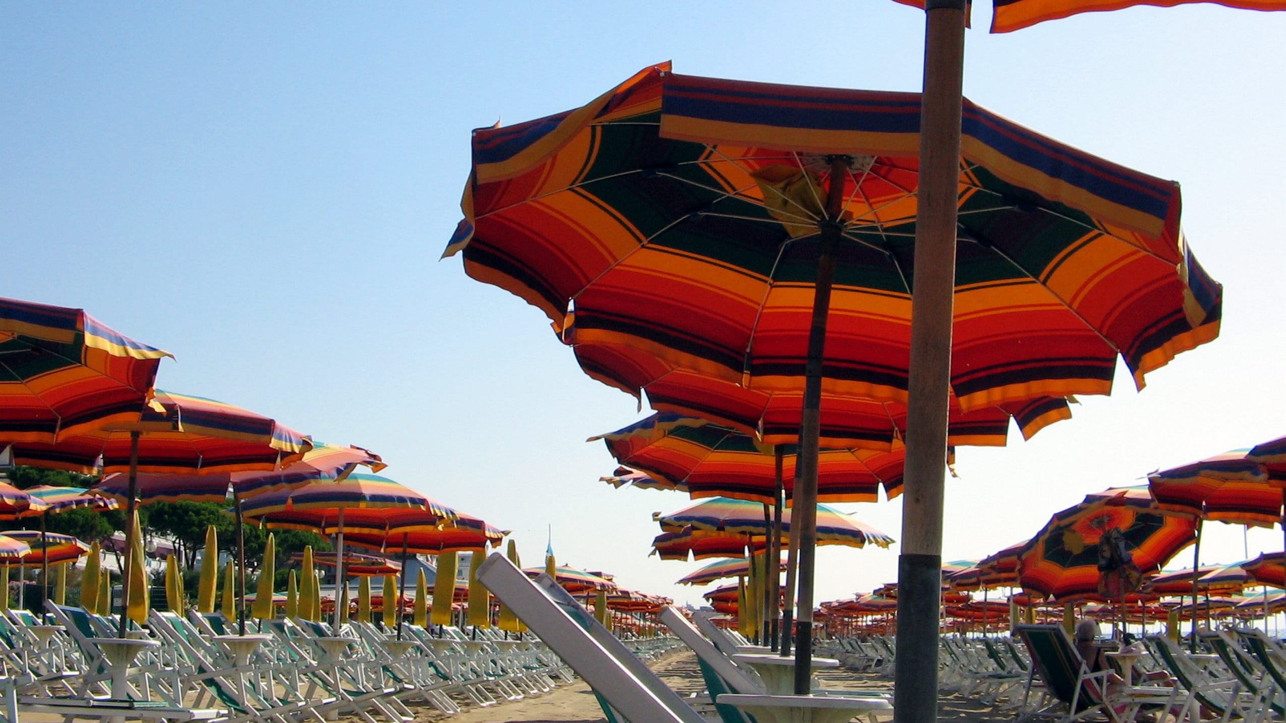 La disperazione del turismo di Jesolo: "Siamo subissati di disdette, allontanate i richiedenti asilo"