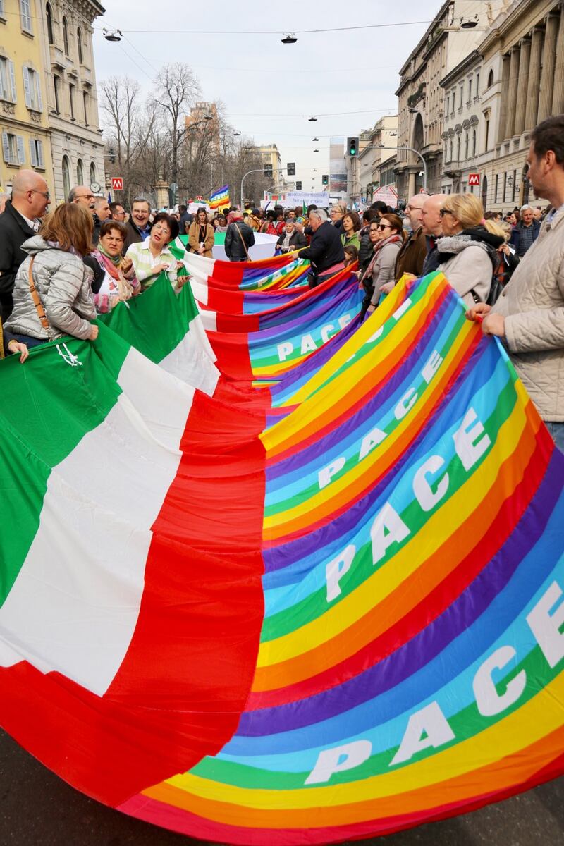 Milano, le immagini della manifestazione "People, prima le persone" 3