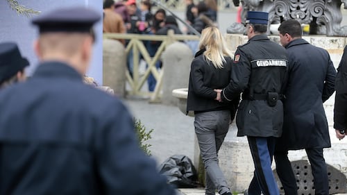 Vaticano, Femen ruba il Gesù del presepe 15