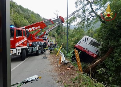 Bus precipitato in una scarpata a Savona: le operazioni di soccorso ai passeggeri 2