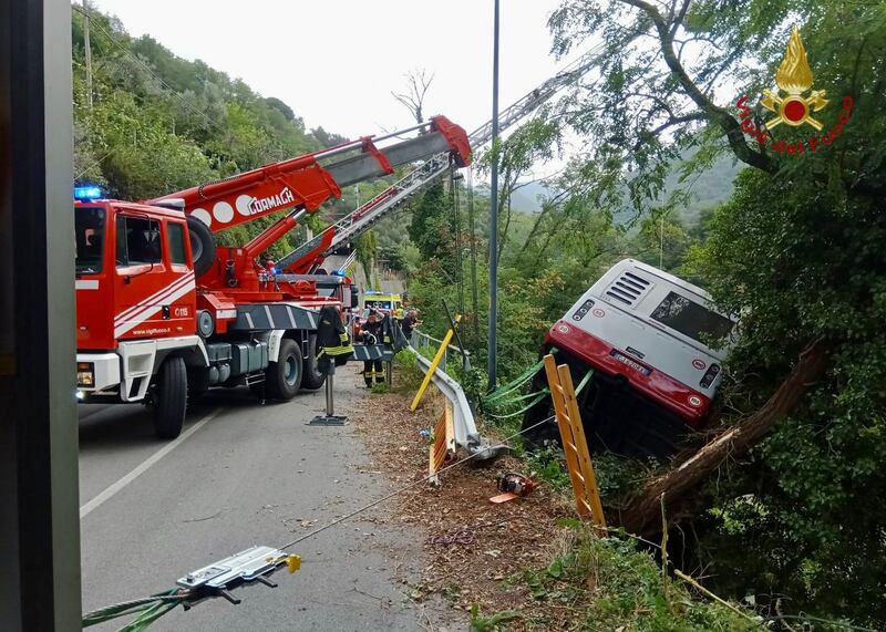 Bus precipitato in una scarpata a Savona: le operazioni di soccorso ai passeggeri 2