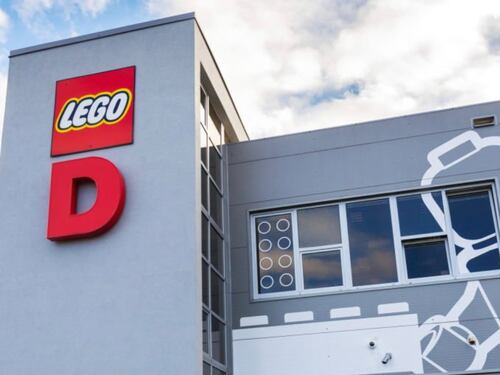 Anche Lego smaschera l’ipocrisia green