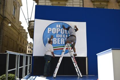 Sul palco rispunta il simbolo di Forza Italia 8