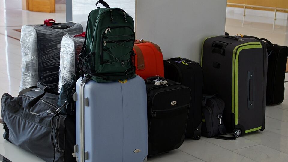 Milano, con un trolley vuoto rubavano i bagagli dei viaggiatori