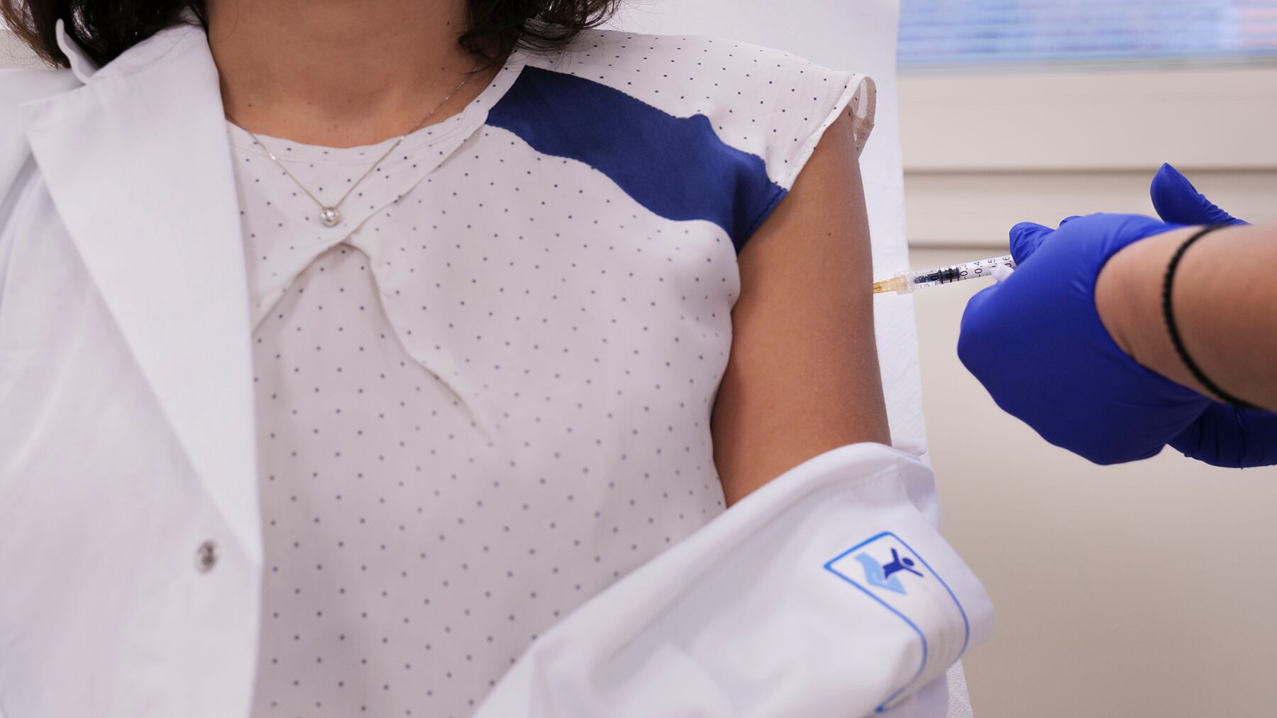 Ecco i primi dati sui vaccinati: "Dopo 21 giorni il 99% sviluppa gli anticorpi"