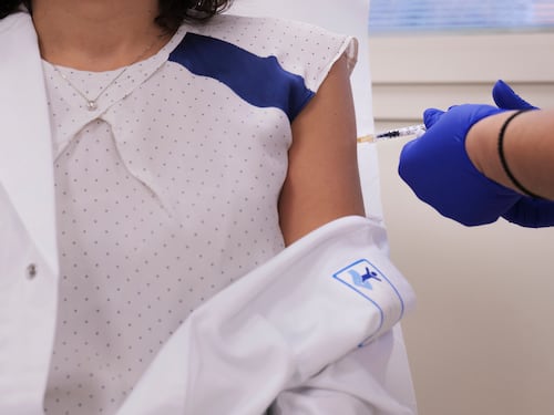 Ecco i primi dati sui vaccinati: "Dopo 21 giorni il 99% sviluppa gli anticorpi"