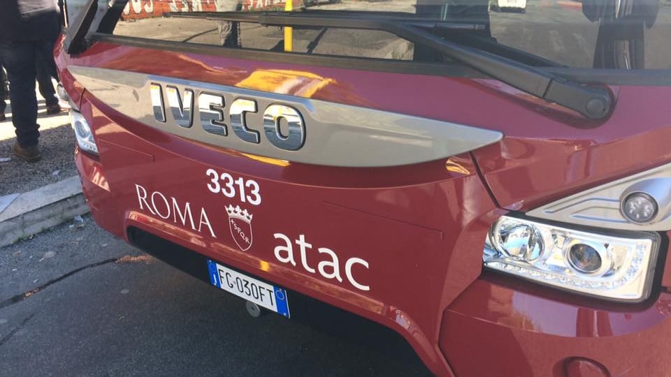 “Dammi il tuo posto”: bosniaco minaccia con coltello 14enne su un bus