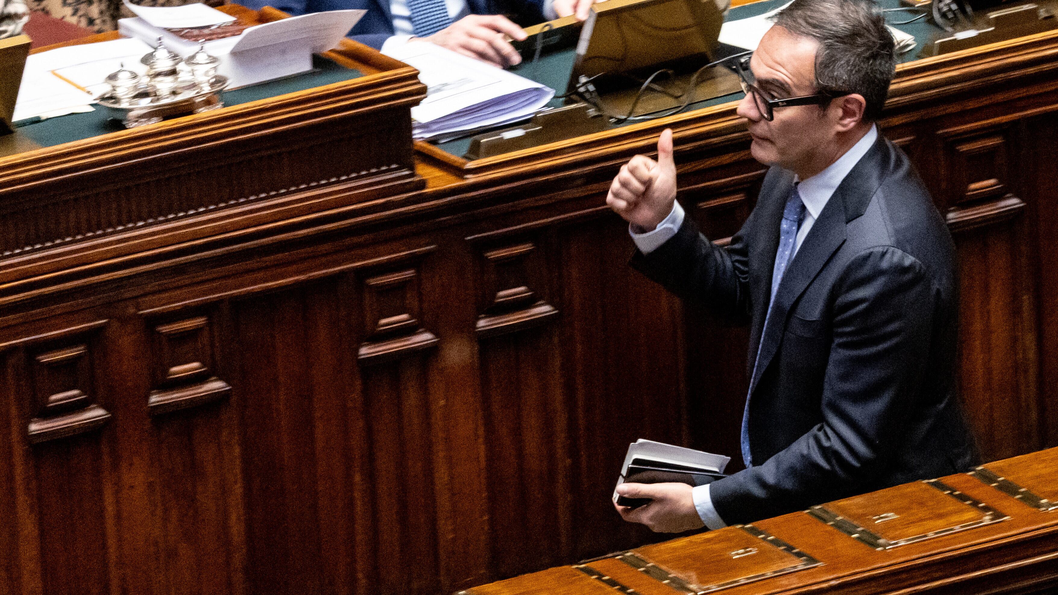 Primo ok agli aiuti all'Ucraina: la capriola dei suoi tre deputati che restano in maggioranza