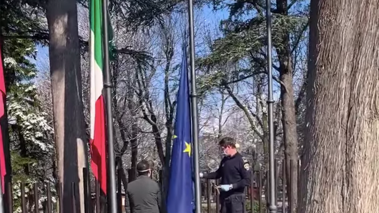 In Abruzzo ammainata bandiera Ue, il Pd insorge: "Lamorgese punisca il gesto"