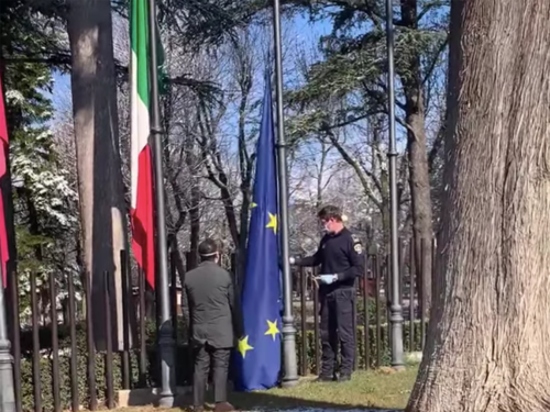 In Abruzzo ammainata bandiera Ue, il Pd insorge: "Lamorgese punisca il gesto"