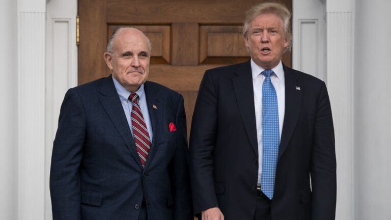 Giuliani all'attacco: "Mueller va fermato". In prigione il capo della campagna Trump