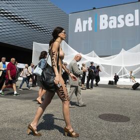La performance delle bella Moirè lascia l'Art Basel a bocca aperta 5