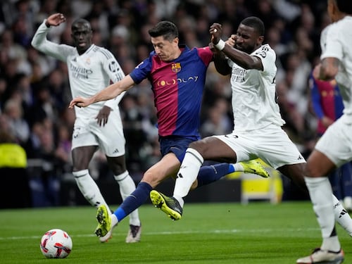 Il Barcellona serve un poker al Real Madrid. Nessuna polemica, solo football vero