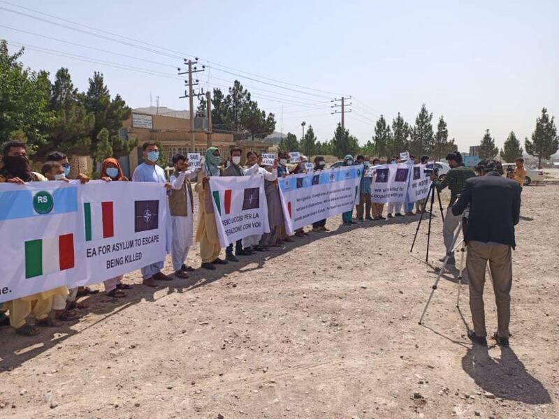 Afghanistan, negozianti e fornitori del contingente italiano manifestano per chiedere aiuto 2
