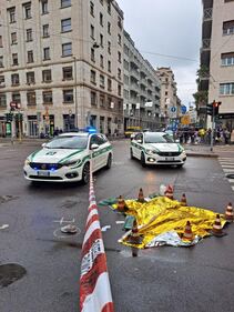 Tragedia a Milano, donna travolta e uccisa da una betoniera: i rilievi 5