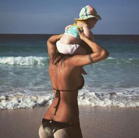 Elisabetta Canalis sexy mamma: foto 1