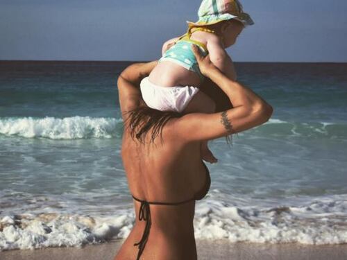 Elisabetta Canalis sexy mamma: foto