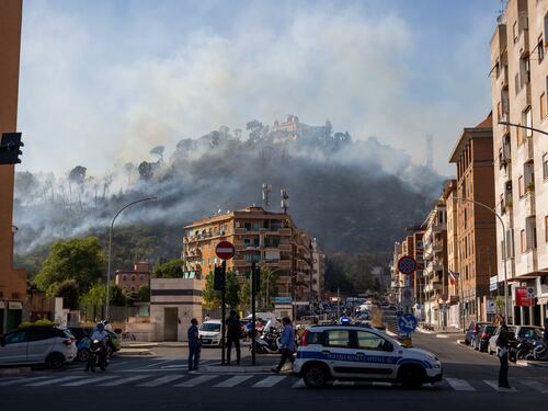 Incendio a Monte Mario, non esclusa l'origine dolosa: pm apre un'inchiesta