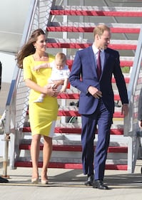 La famiglia reale arriva in Australia: per Kate il vestito è giallo canarino 8