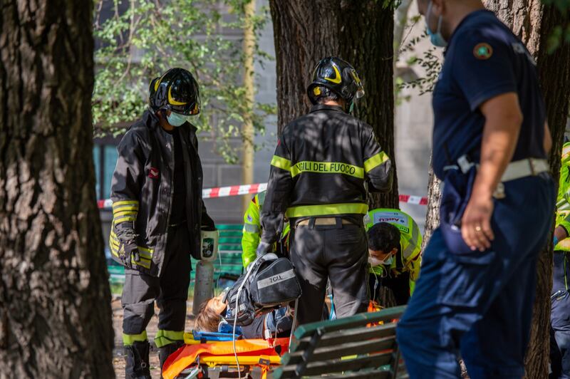 Milano, ramo si spezza e travolge una donna: ricoverata in codice rosso 7