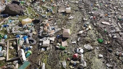 "Il Po già più secco che a Ferragosto". E il letto è un tappeto di plastica