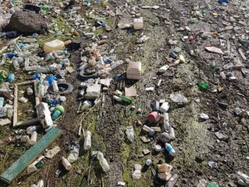 "Il Po già più secco che a Ferragosto". E il letto è un tappeto di plastica