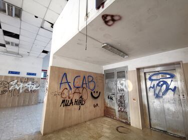 Nella stazione da incubo, tra svastiche, scritte razziste e abbandono 1