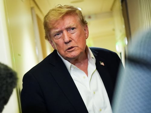 Trump: “Stop ai raid su obiettivi energetici, c’è l’ok di Mosca e Kiev”. L’Ue: “L’attacco al treno un messaggio per spaventare l’occidente”
