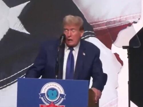 "Il palco tende a sinistra..": così Trump rischia la gaffe durante il comizio