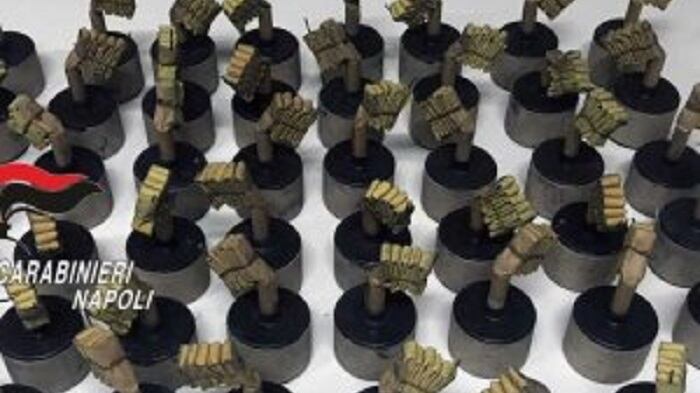 Scampia, fa dell'auto una bancarella di botti illegali. Arrestato 19enne
