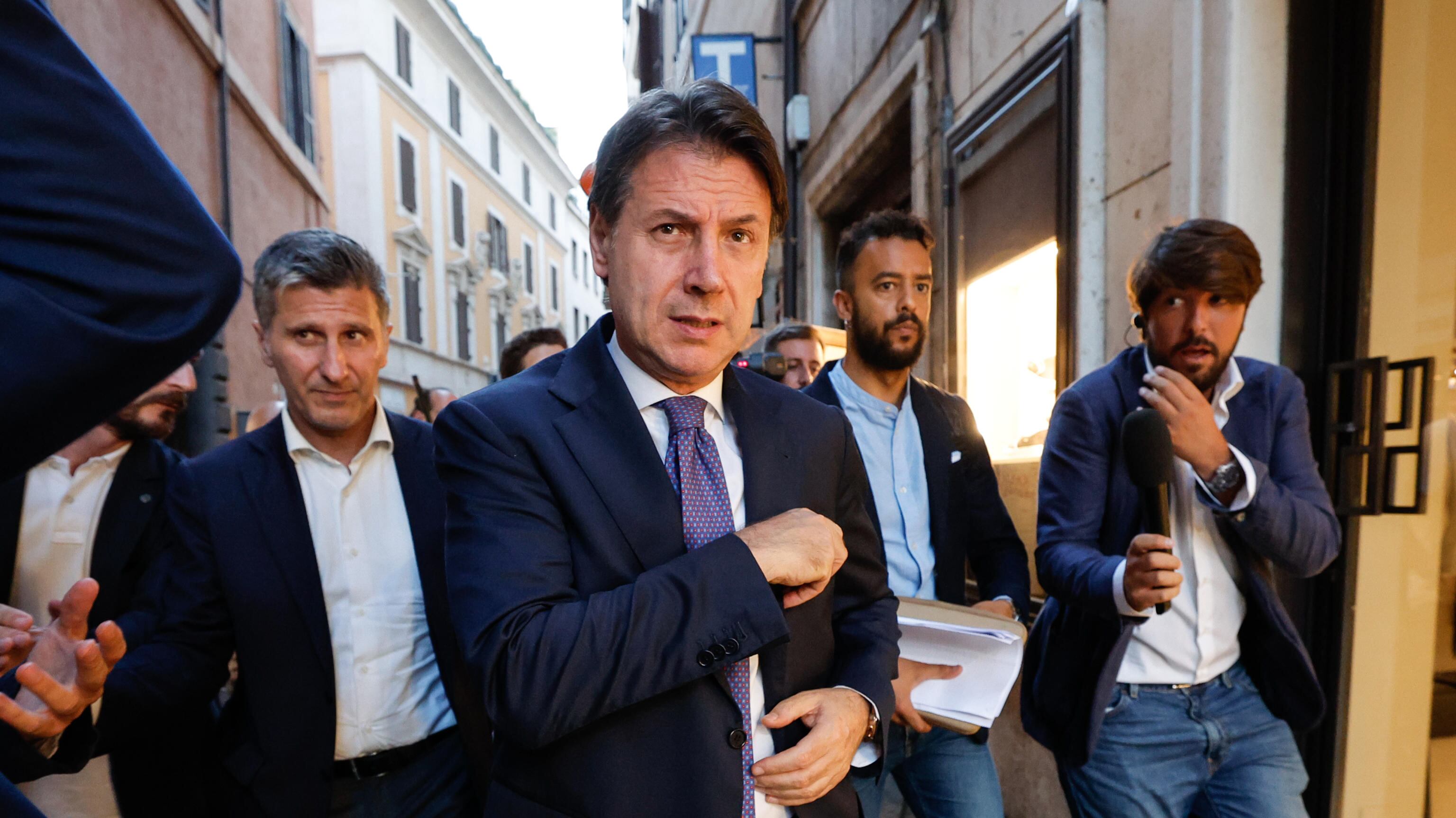 Il M5S non si pente: "Nessun mea culpa". E Conte fa ancora melina