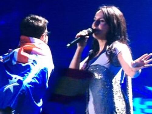 Eurovision, imbarazzo in diretta: australiano sale sul palco e mostra il lato b