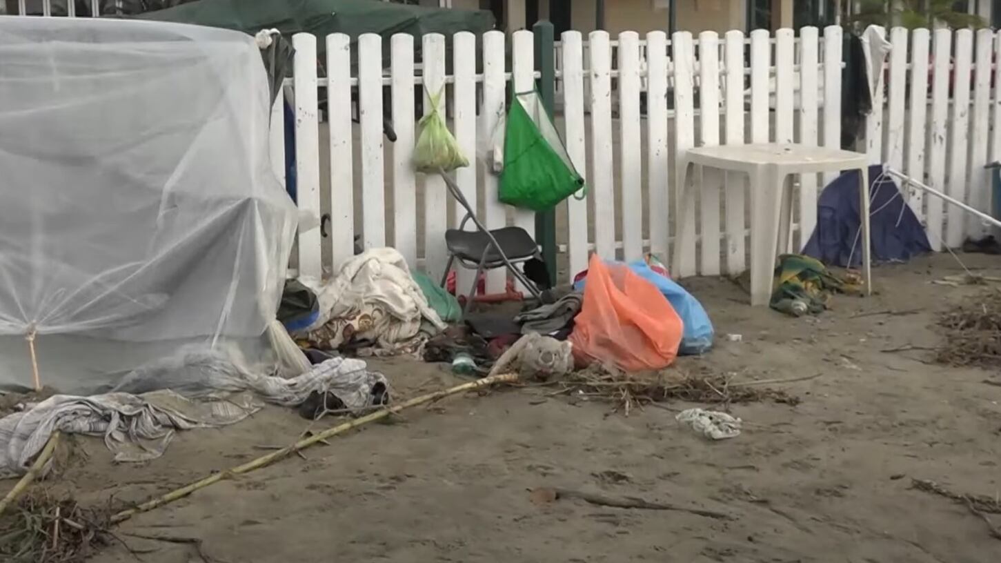 Massa, caccia al killer che ha ucciso un uomo in spiaggia: trovato coltello in un cespuglio