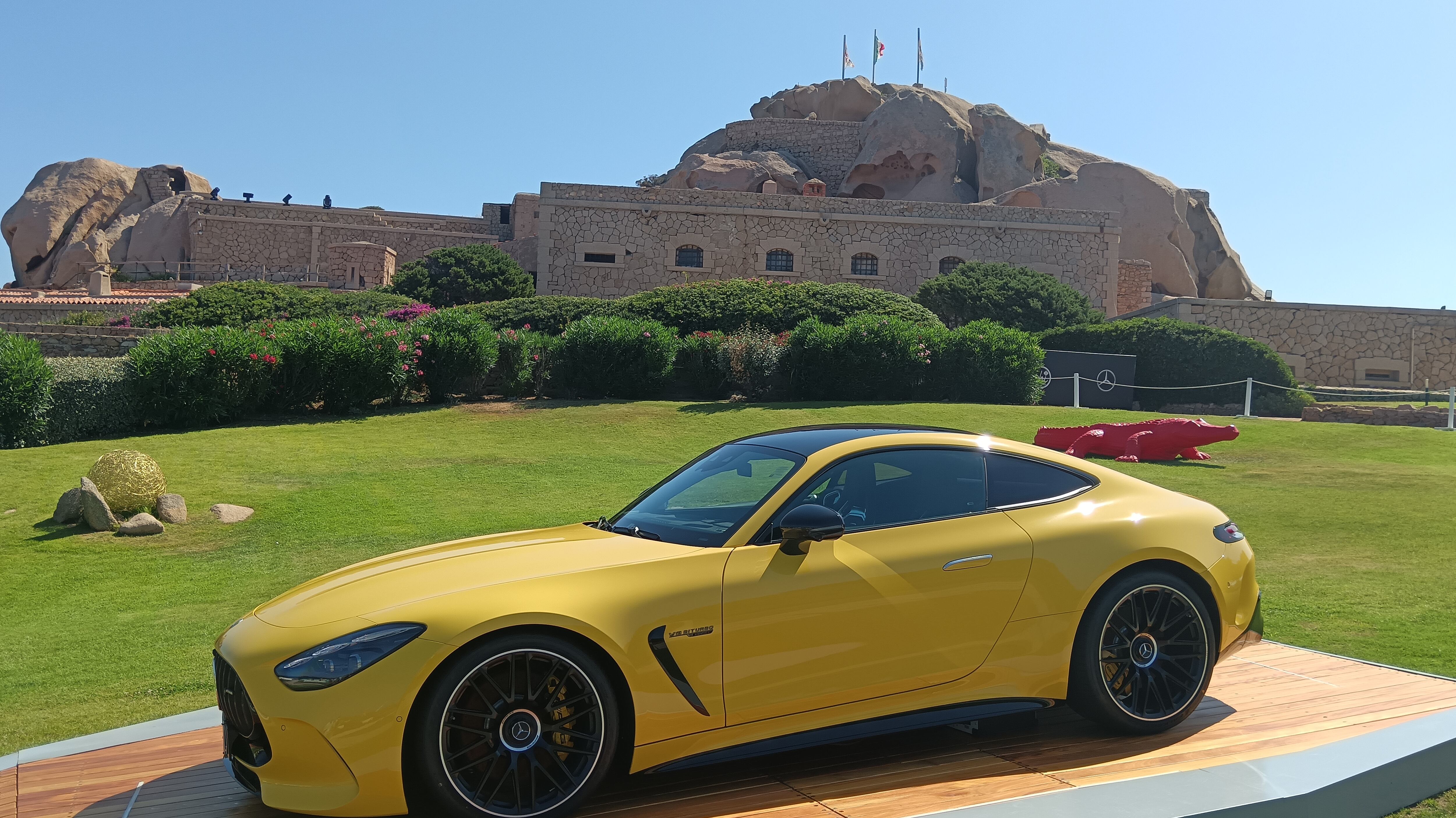 In Costa Smeralda a bordo del lusso estremo targato Mercedes