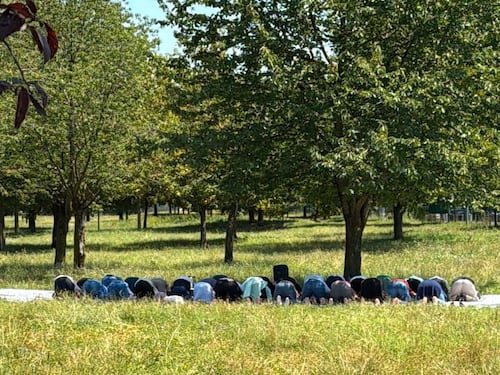 A Milano il parco come una moschea per la preghiera del venerdì: “Beppe Sala lo consente”