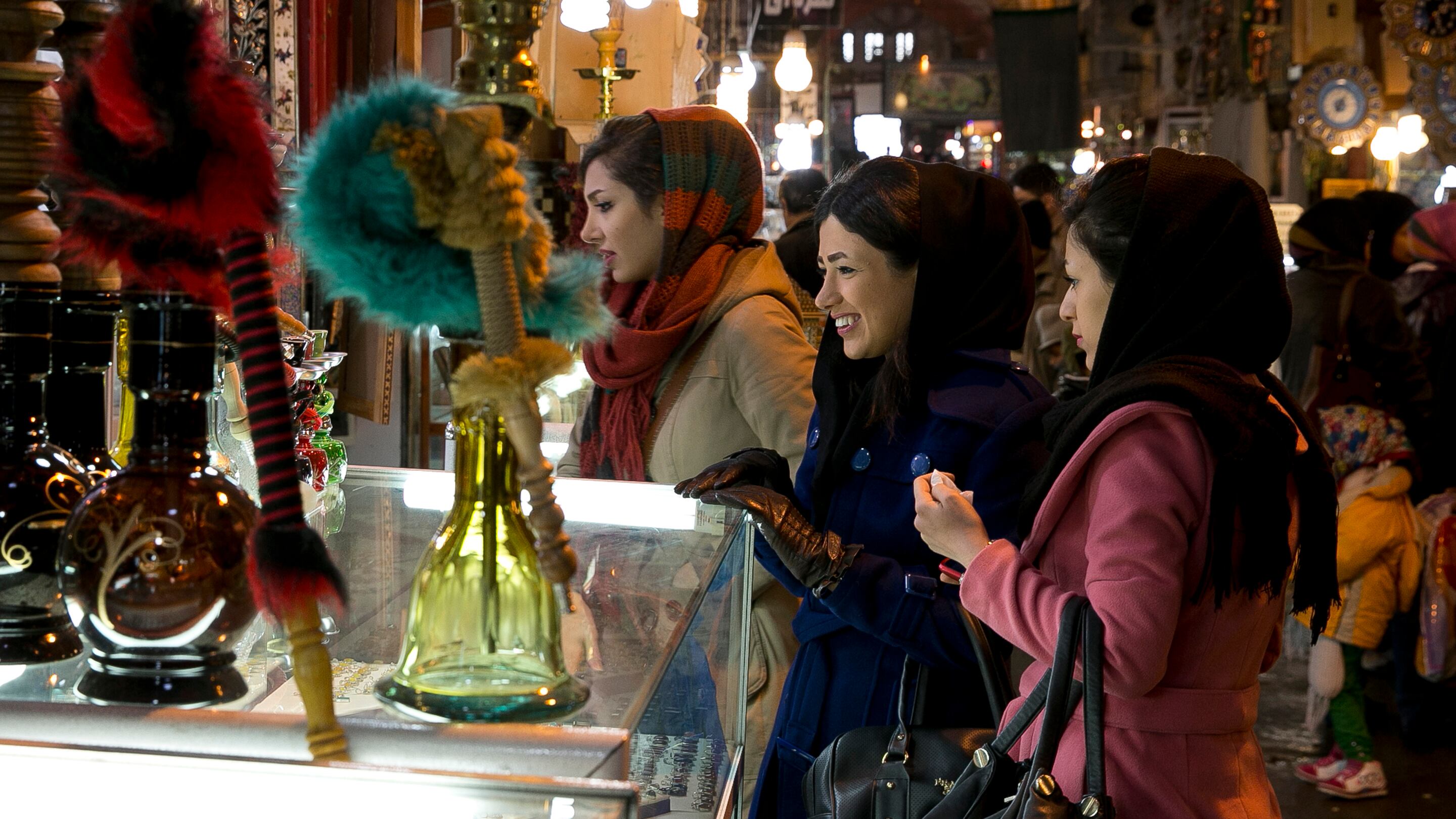 La complessità di Teheran, modernissima e khomeinista