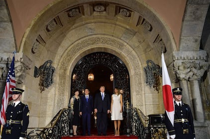 Melania Trump, fascino bianco col premier giapponese 11