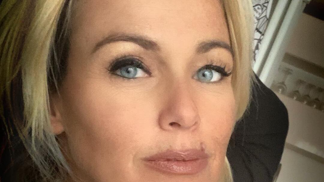 Sonia Bruganelli sul jet privato, ma il web impazzisce per un dettaglio
